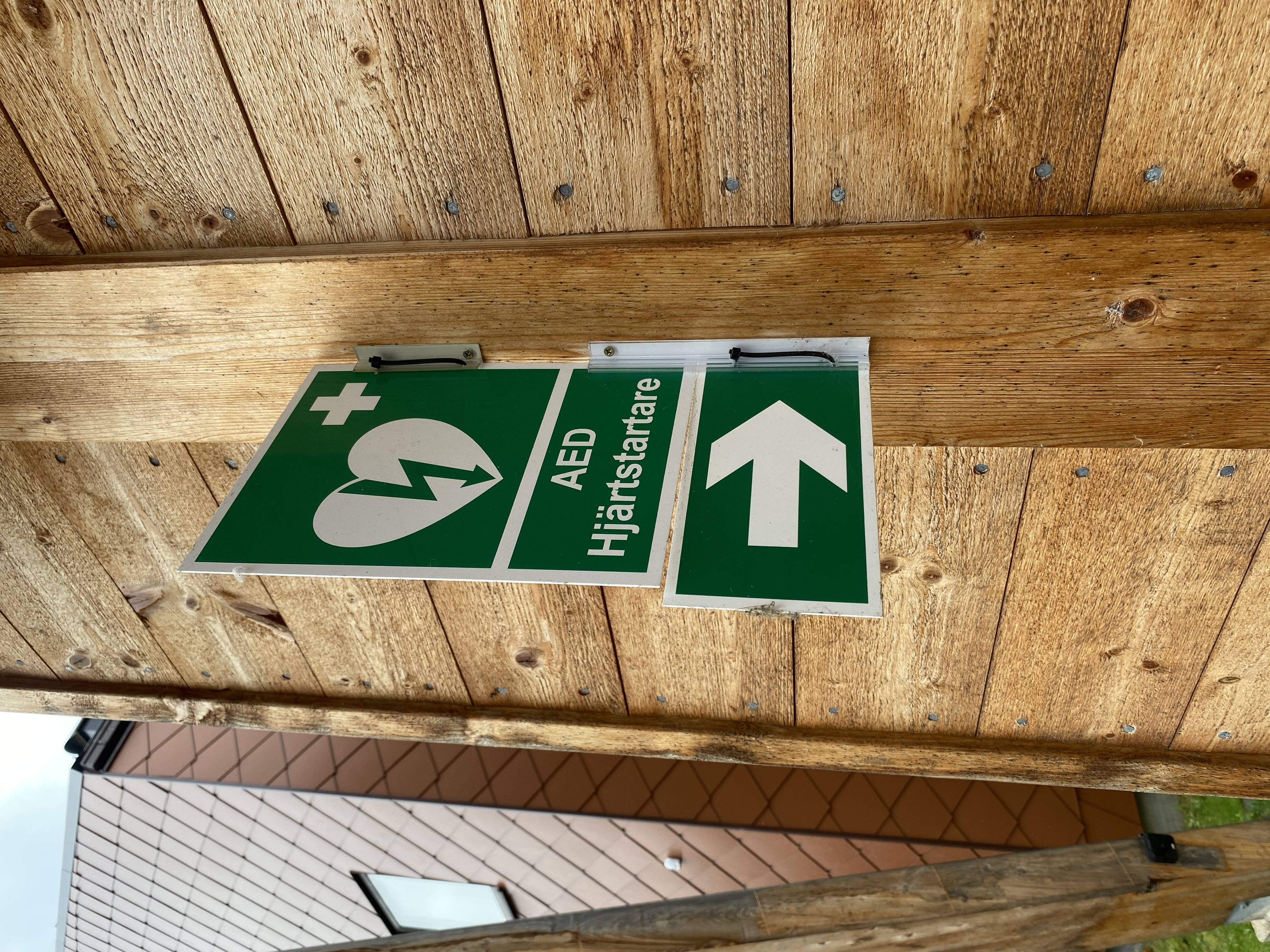 Tydlig skyltning av hjärtstartare maximerar tillgängligheten
