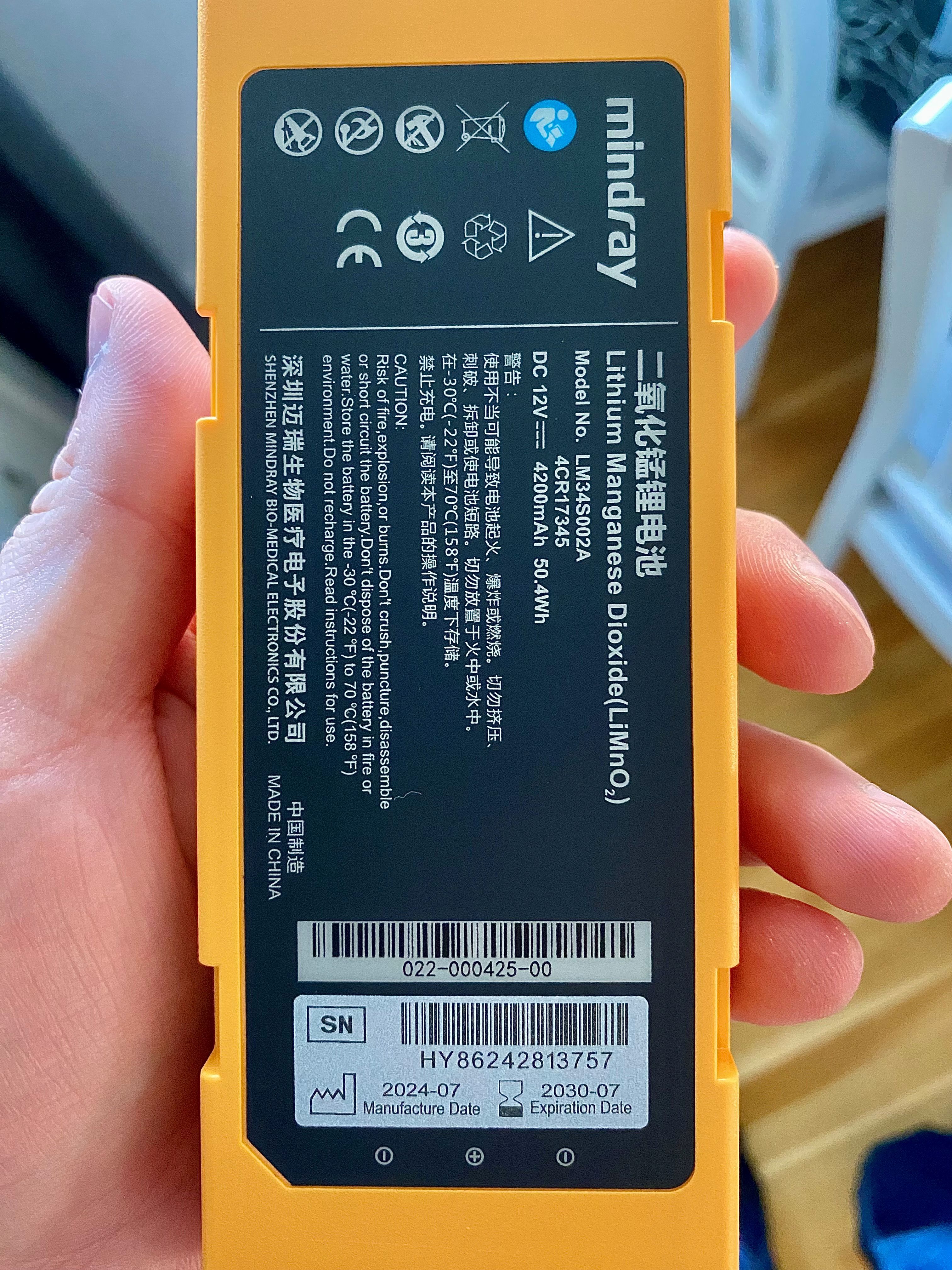 Batteri till en hjärtstartare som visar dess utgångsdatum