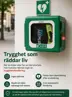 Hjärtstartare i grönt larmskåp monterad utomhus med information om Svenska Hjärtans trygghetsförsäkring för hjärtstartare och skydd vid stöld, skador och användning.